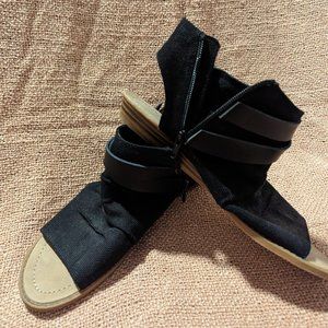 Blowfish  sandal, size 9, black